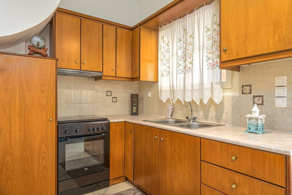 A kitchen or kitchenette at St. Harry's Windmill