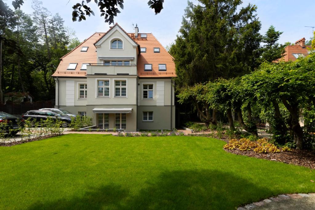una casa con césped verde en Willa Szwarc by Elite Apartments en Sopot