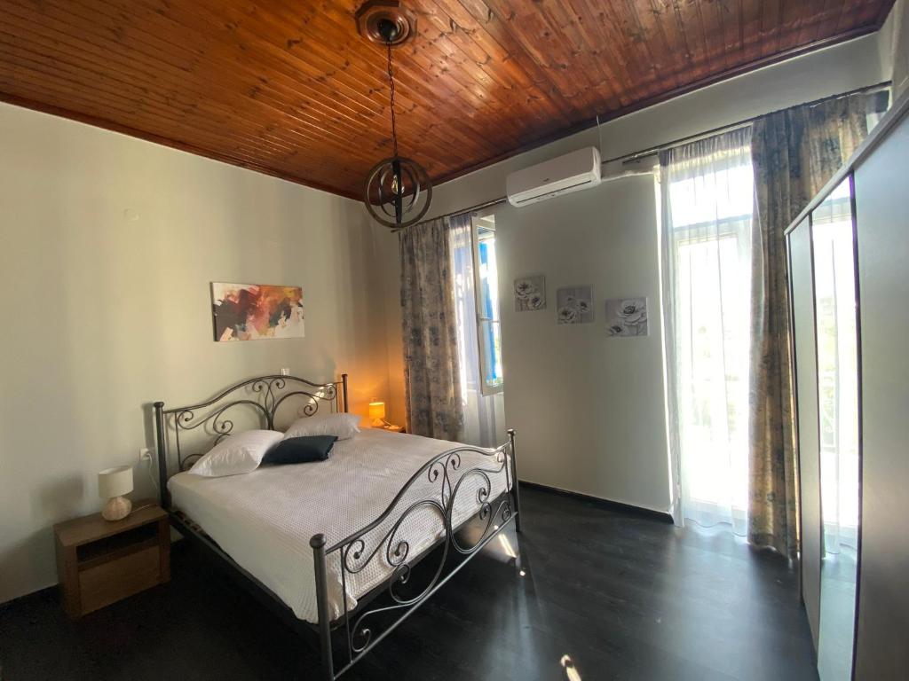Кровать или кровати в номере Aphrodite Apartments