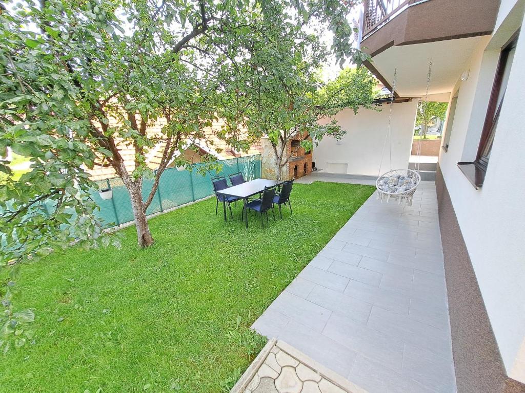 Vrt ispred objekta Silver Apartment