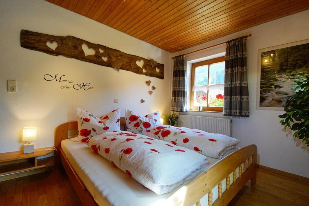 Postel nebo postele na pokoji v ubytování Ferienwohnung Amann