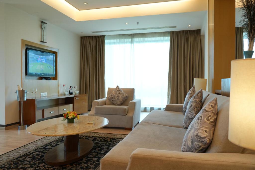 TV a/nebo společenská místnost v ubytování Le Meridien Nagpur