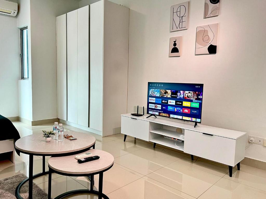 TV i/ili multimedijalni sistem u objektu Cozy Studio Galleria Equine Park ,KLIA, MRT, AEON, FOOD STREET