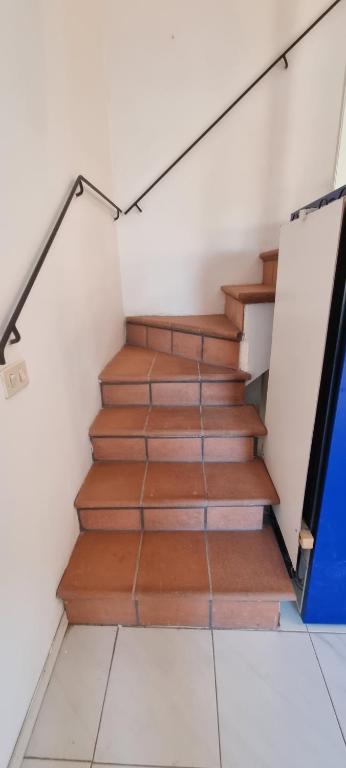 una rampa di scale in una casa di La casina di Adina a Porto Azzurro
