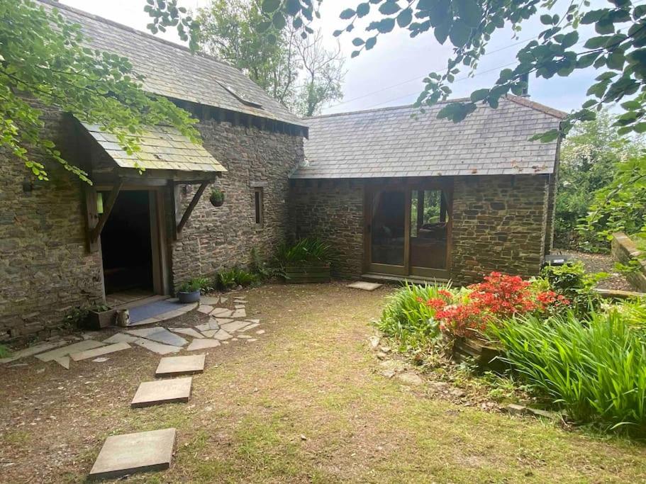 una casa de piedra con un patio delante en The Coach House, The Old Rectory, en Barnstaple