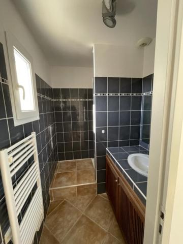 a bathroom with a sink and a toilet and a mirror at Résidence quai St Louis Villa t4 pour 6 personnes N1 47 in Aigues-Mortes