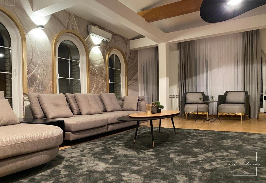 - un salon avec un canapé et une table dans l'établissement Art of Living luxury suite, à Sarajevo
