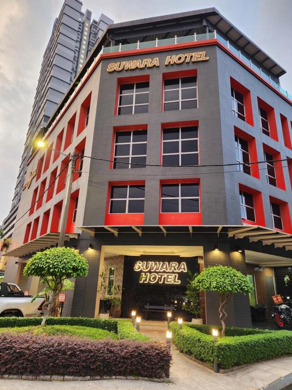 Suwara Hotel Kepong KL في كوالالمبور: مبنى أمامه فندق مشمس