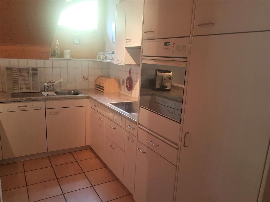 Kuchyň nebo kuchyňský kout v ubytování Dachwohnung Unterem Hoereli