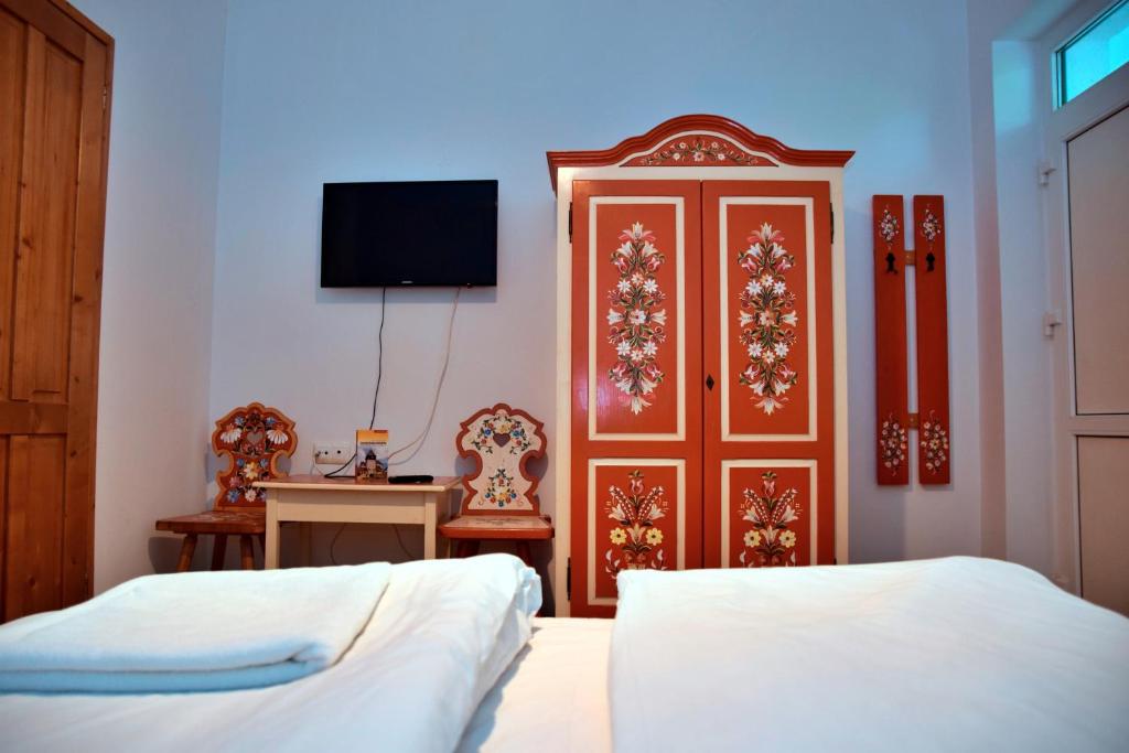 una camera con due letti e una porta di Pensiunea 7 Tei a Cisnădioara
