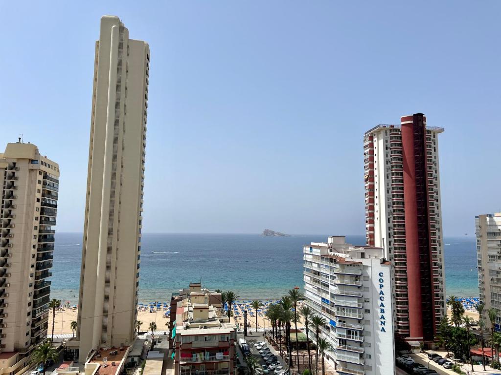 een stad met twee hoge gebouwen en de oceaan bij Ducado 13 Playa Benidorm in Benidorm