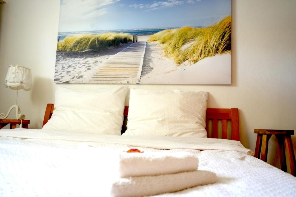 a bedroom with a bed with a painting on the wall at Dreamly Suites in Oslip