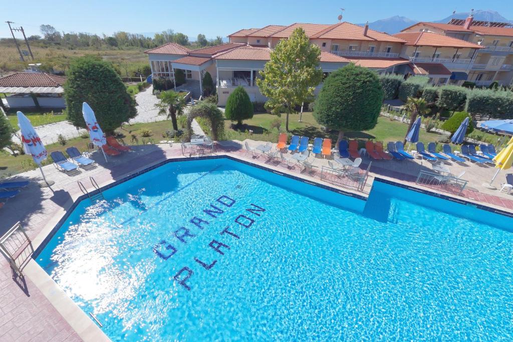 Bazén v ubytování Grand Platon Hotel nebo v jeho okolí