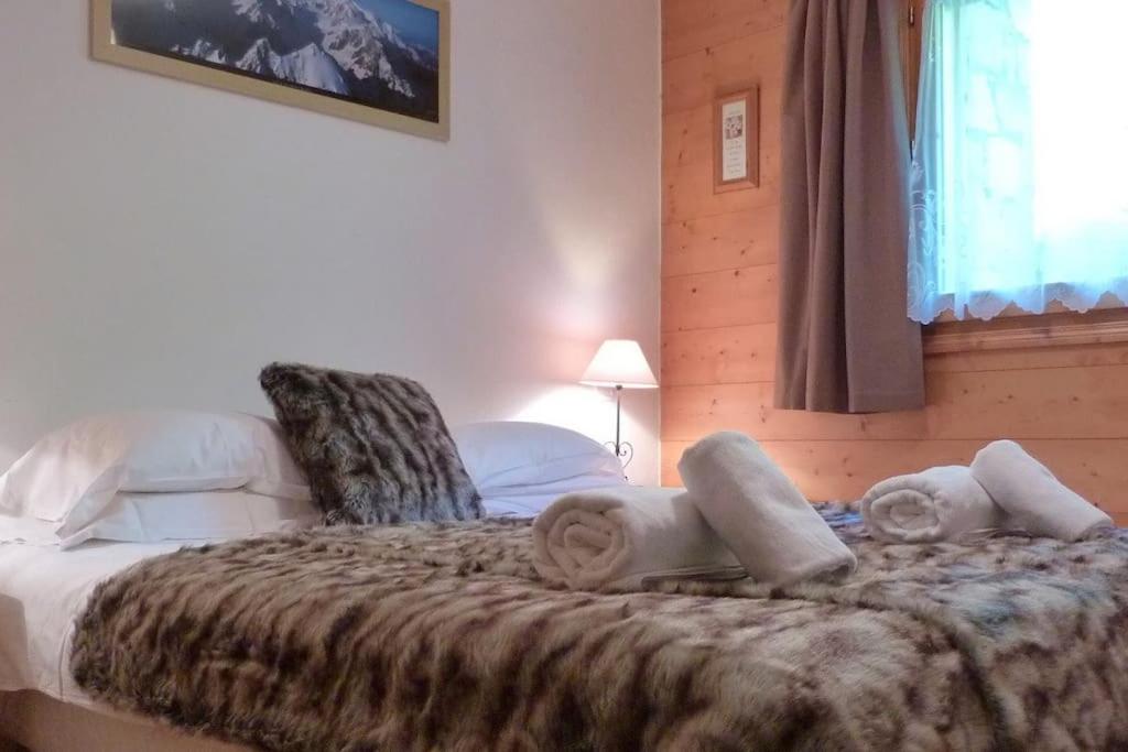 a bedroom with a bed with towels on it at Chataigne, cosy 3 bedroom apartment with great views in Sainte-Foy-Tarentaise