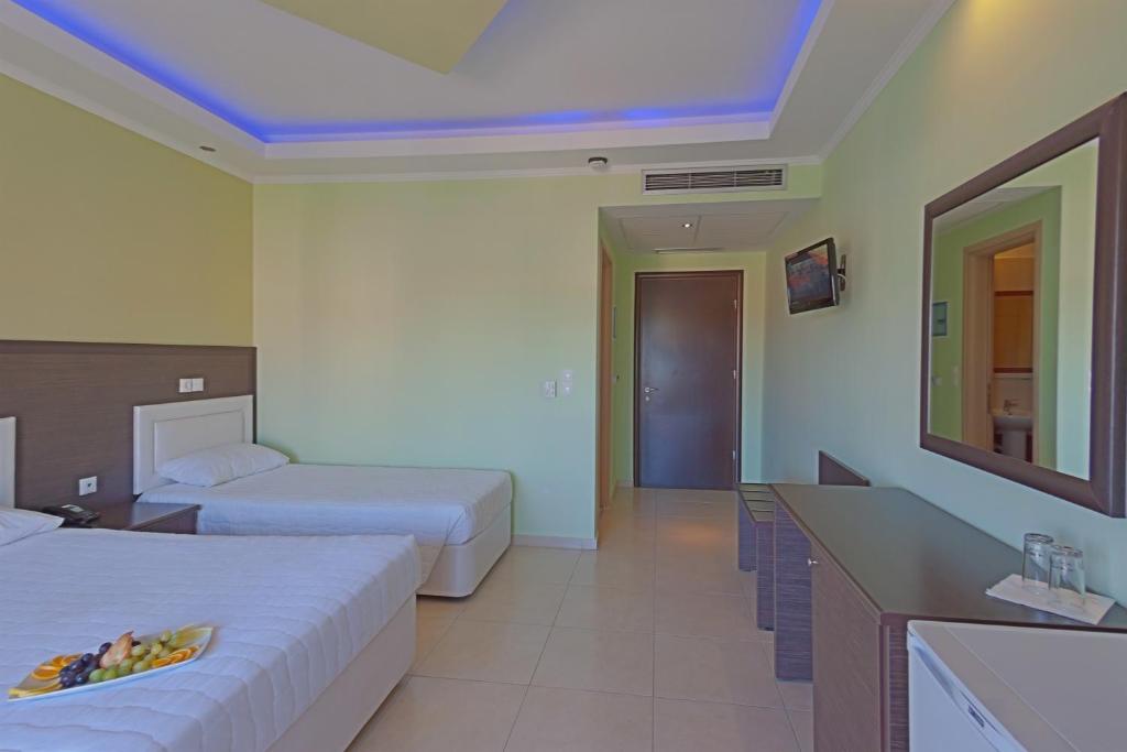 Postel nebo postele na pokoji v ubytování Grand Platon Hotel