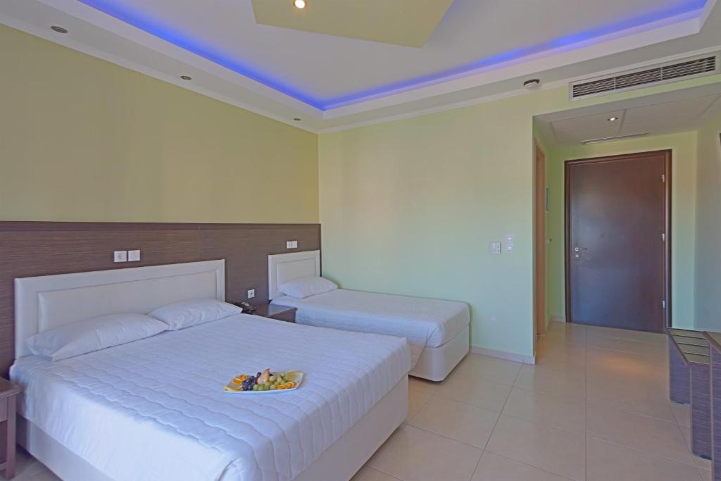 Postel nebo postele na pokoji v ubytování Grand Platon Hotel