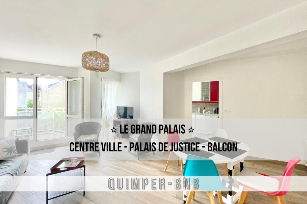uma sala de estar branca com uma mesa e cadeiras em LE GRAND PALAIS - Centre Ville - Palais de justice em Quimper