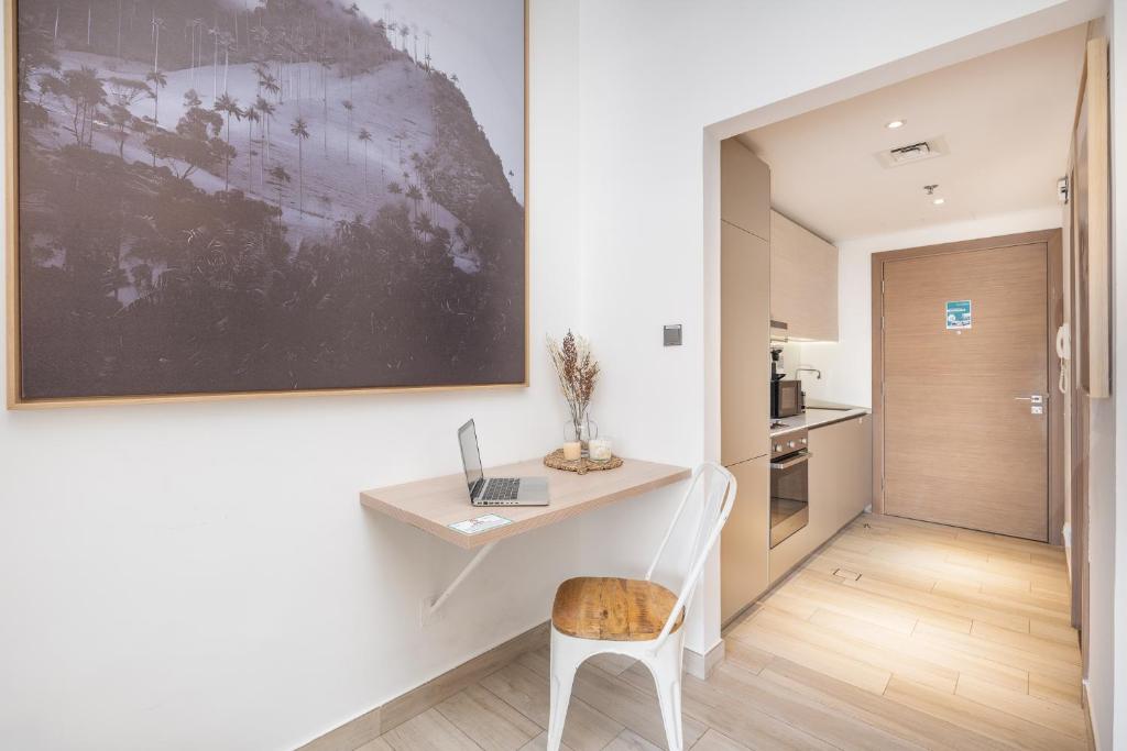 Kuchyň nebo kuchyňský kout v ubytování Unique loft with smart working station