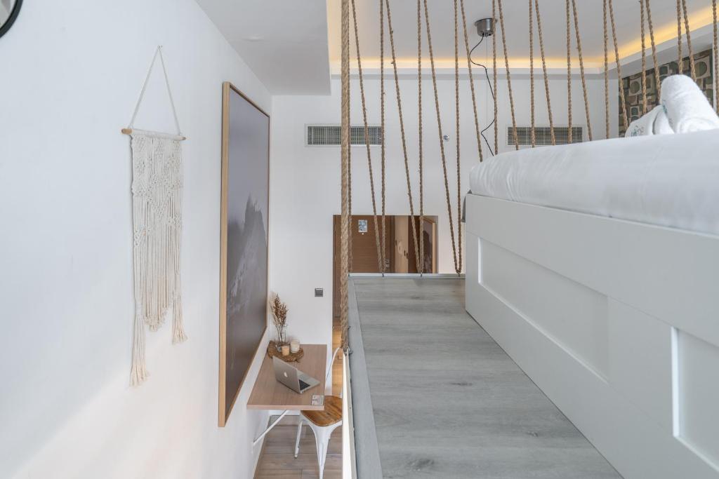 Postel nebo postele na pokoji v ubytování Unique loft with smart working station