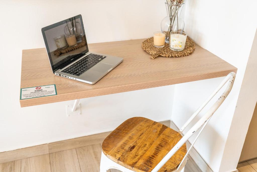 TV a/nebo společenská místnost v ubytování Unique loft with smart working station