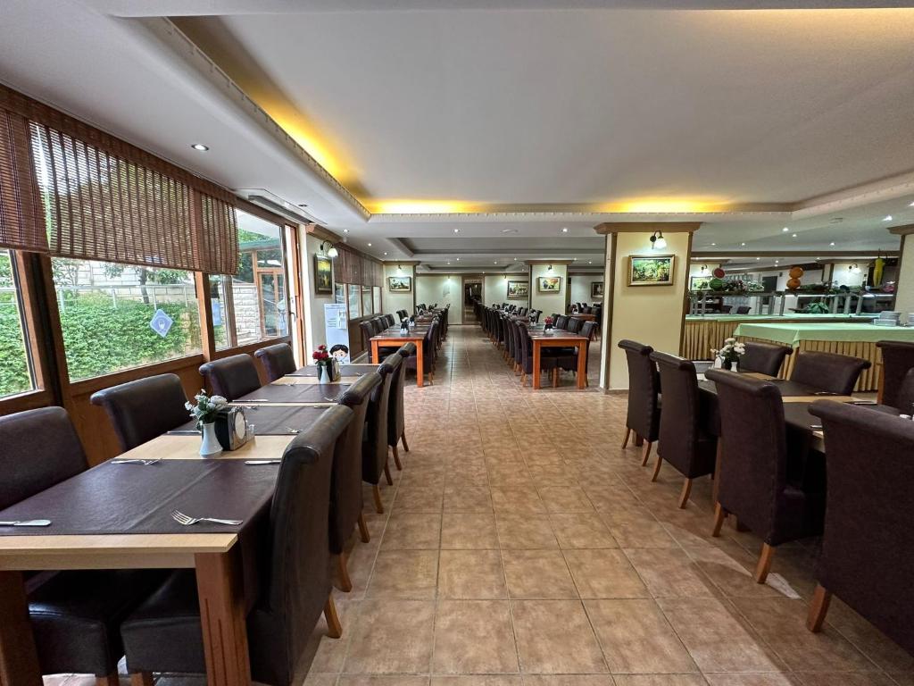 ケメルにあるHavana Hotel Kemerのテーブル、椅子、ビリヤード台が備わるレストラン