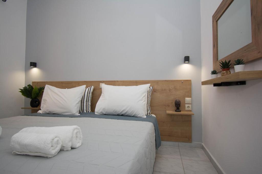1 dormitorio con 1 cama grande con almohadas blancas en Jasmine Suites "By Checkin", en Sissi