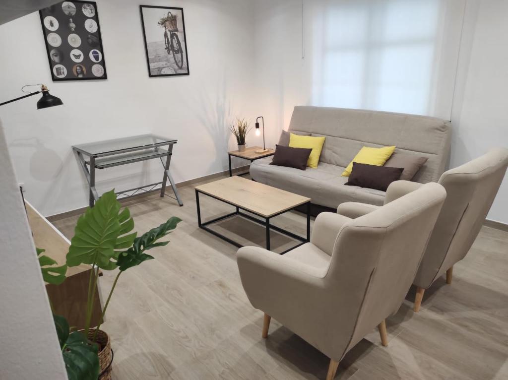 a living room with a couch and a table at Arco Centro Cádiz in Cádiz