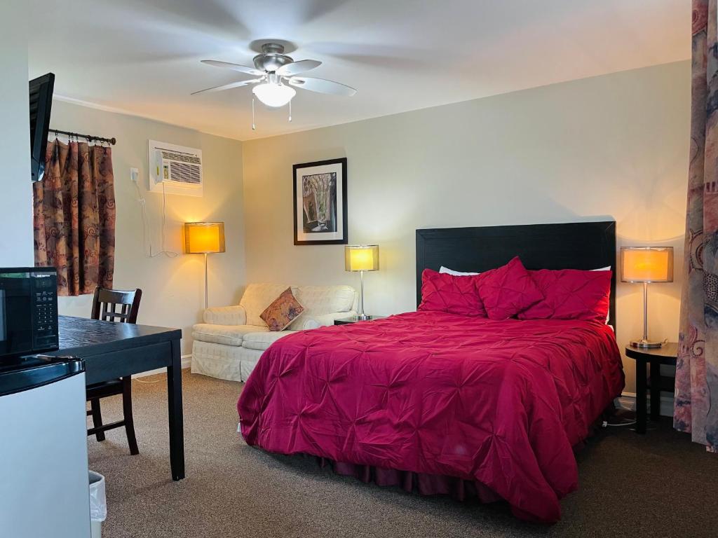 Postel nebo postele na pokoji v ubytování Scenic Motel Moncton