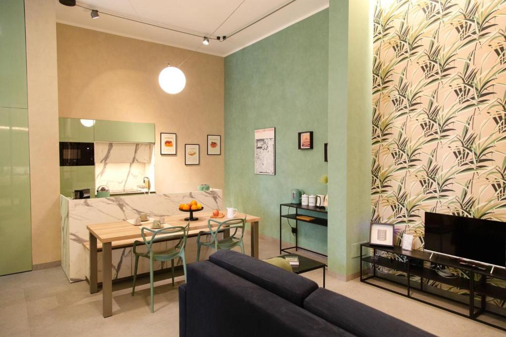 Hotel Loft Bianca Mano, a living room with a table and a dining room at Loft Bianca Mano in Rome