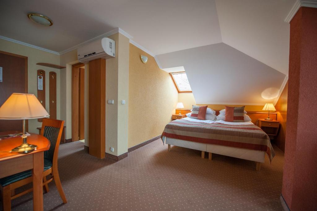 Łóżko lub łóżka w pokoju w obiekcie Hotel Spa Hévíz