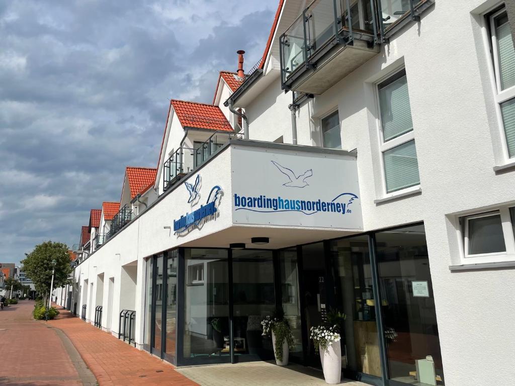 un edificio con un cartello sulla parte anteriore di Apartments Boardinghaus Norderney a Norderney