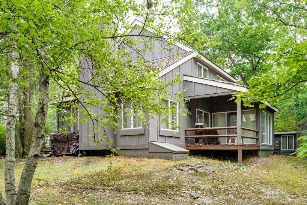 Vacation Home Lake Harmony Home with Screened Porch and Hot Tub!, PA