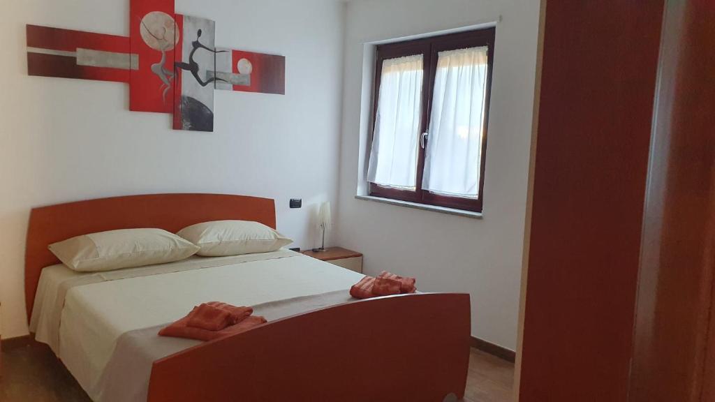 sypialnia z łóżkiem z dwoma ręcznikami w obiekcie Domus Mariposa w mieście Tortolì