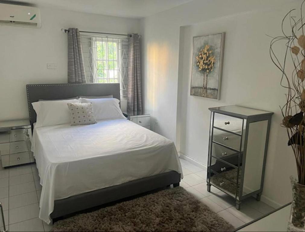A bed or beds in a room at Cozy Central 1-Bed Apartment in Kingston