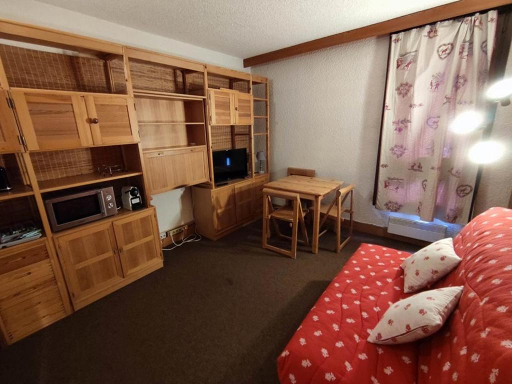 a small room with a bed and a table and a kitchen at Studio familial à proximité des pistes, 4 pers, Le Front de Neige - FR-1-292-198 in Isola