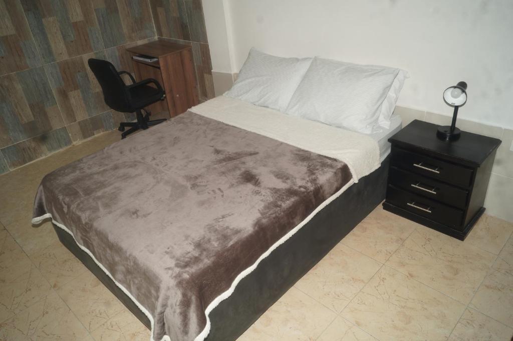 1 dormitorio con 1 cama con mesita de noche y 1 cama sidx sidx sidx en Apartamento el Calamar, en Cartagena de Indias