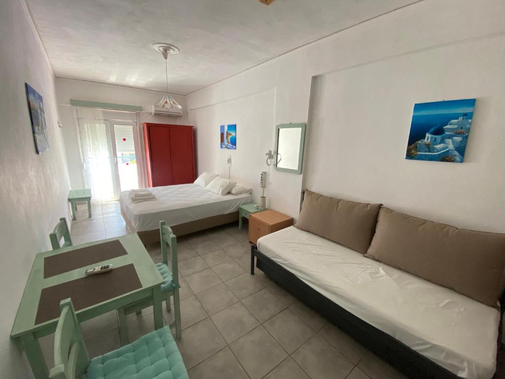 Postel nebo postele na pokoji v ubytování Annoula Studios and Apartments