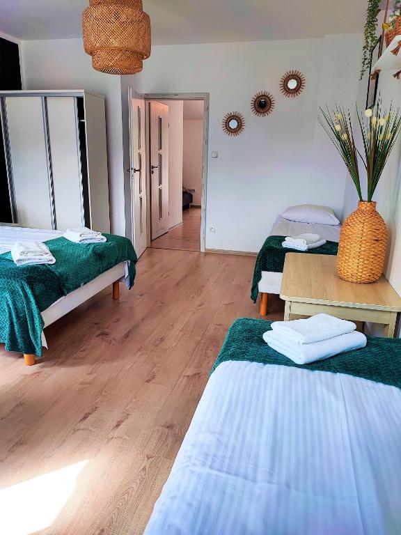 Posteľ alebo postele v izbe v ubytovaní Apartamenty Poddąbek- basen kryty, sauna, animacje dla dzieci , małpi gaj, baseny na dachu