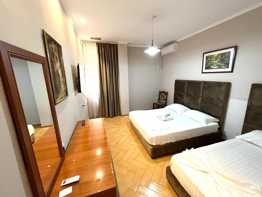 Postel nebo postele na pokoji v ubytování HOTEL NOBEL CENTER