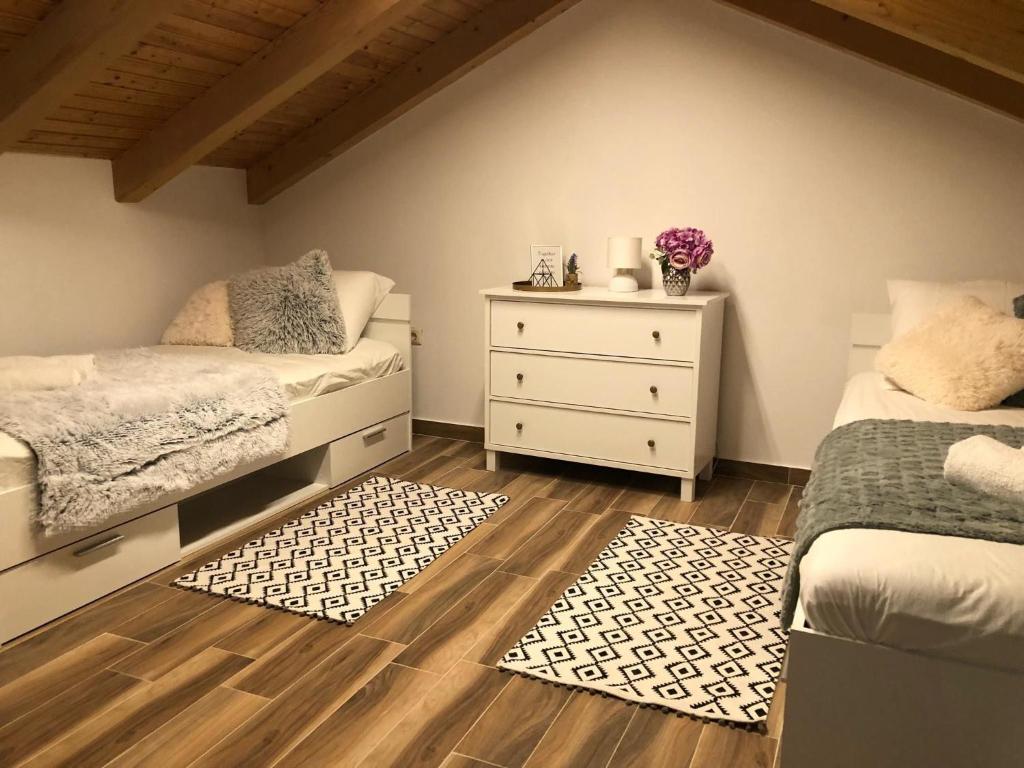 - une chambre avec 2 lits jumeaux et une commode dans l'établissement House Marija, à Orašac