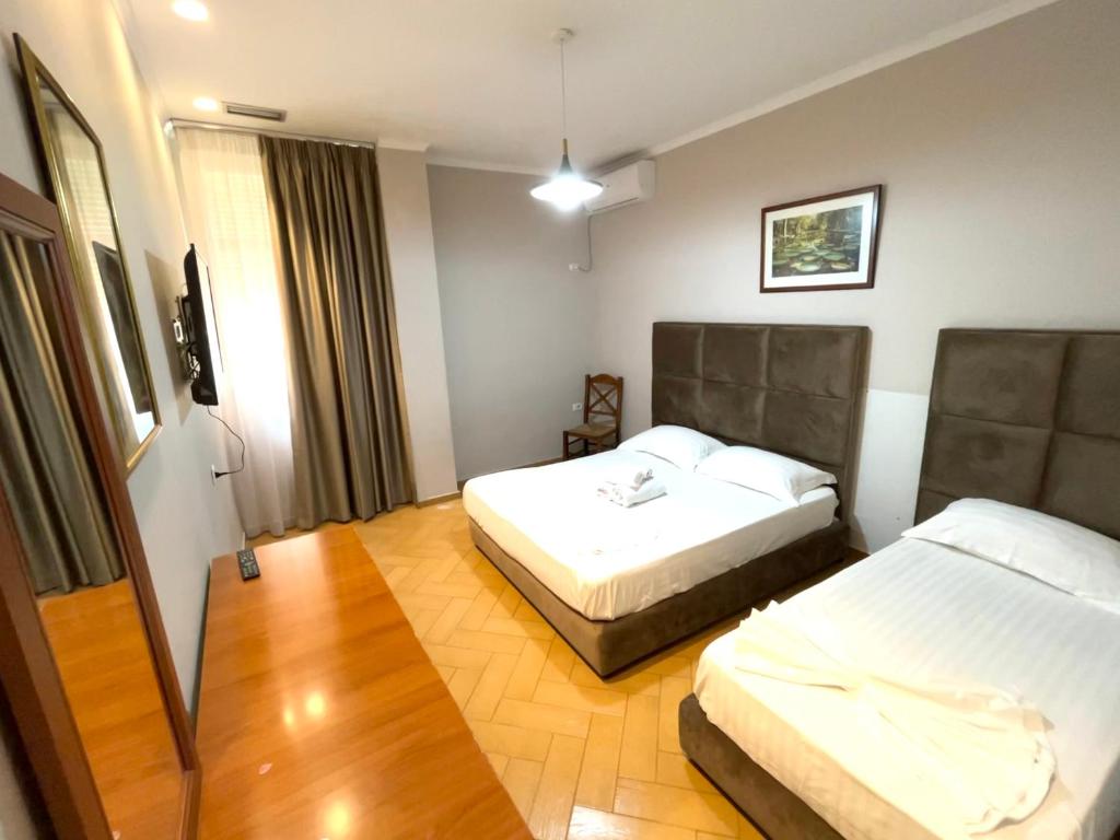 Postel nebo postele na pokoji v ubytování HOTEL NOBEL CENTER