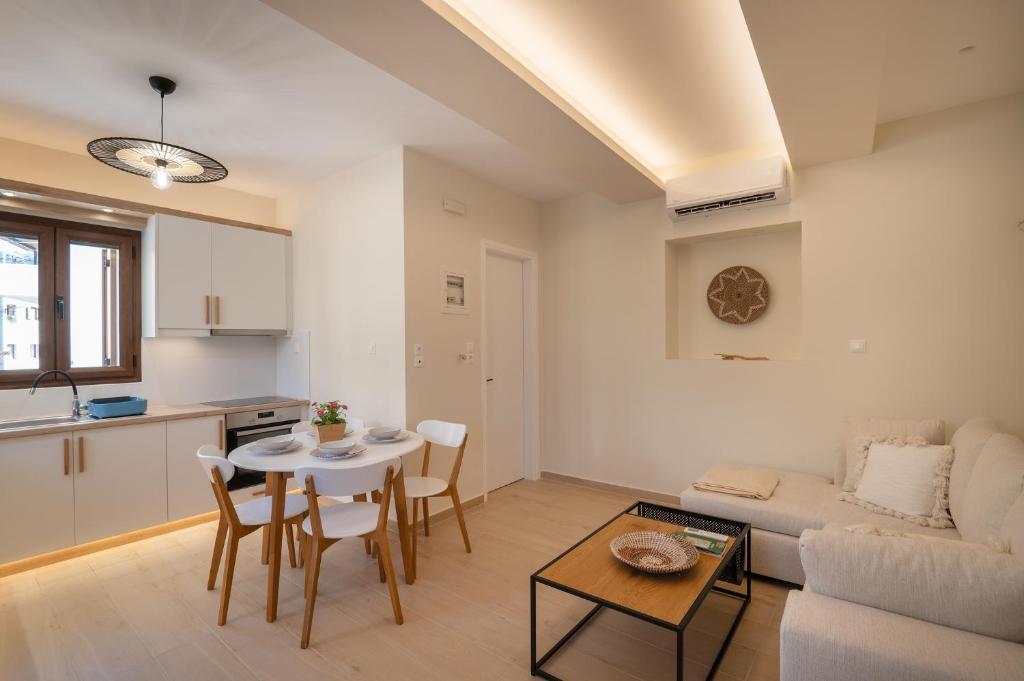 Η κουζίνα ή μικρή κουζίνα στο Stoupa Harmony Suite - One Bedroom Apartment