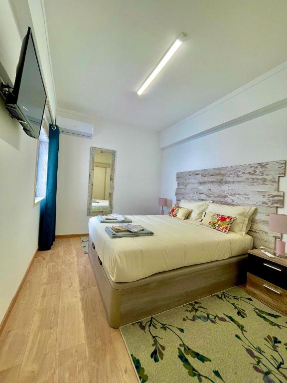 una camera da letto con un letto grande e una televisione di APART Casas Brancas a Vila Viçosa