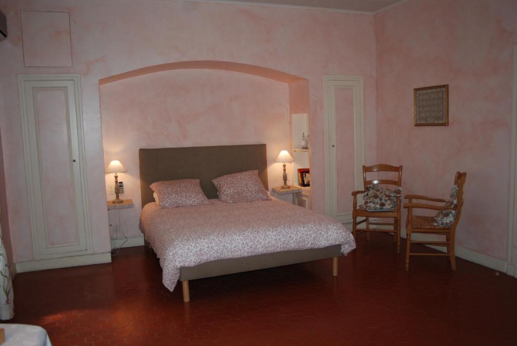 Postel nebo postele na pokoji v ubytování Château Cornillon