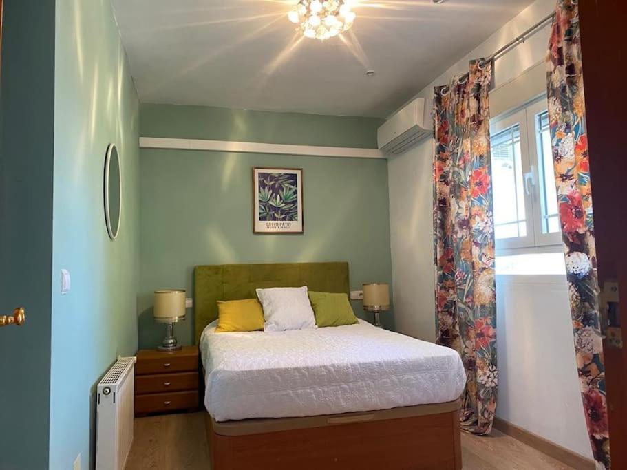 ein kleines Schlafzimmer mit einem Bett und einem Fenster in der Unterkunft Villa Benjamina avec piscine climatisée in Altea