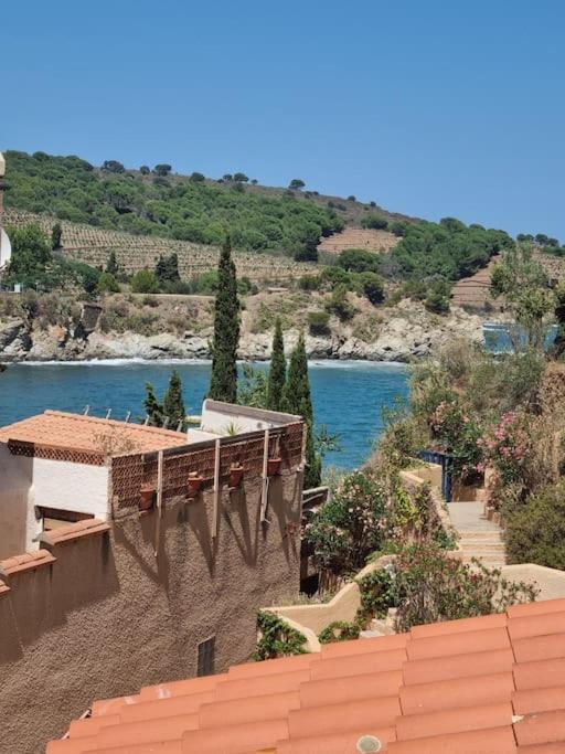 - une vue sur la rivière depuis un bâtiment dans l'établissement Studio accès direct à la plage, à Banyuls-sur-Mer