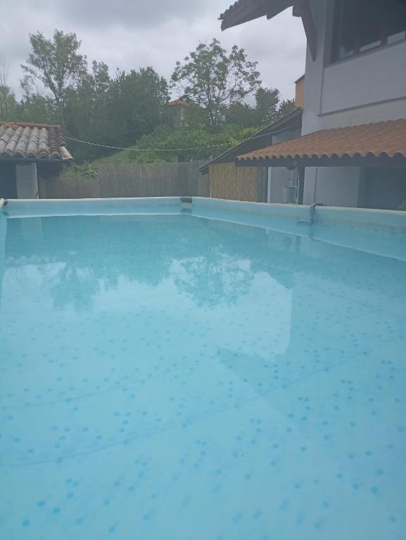 Bazén v ubytovaní La Terrazza alebo v jeho blízkosti