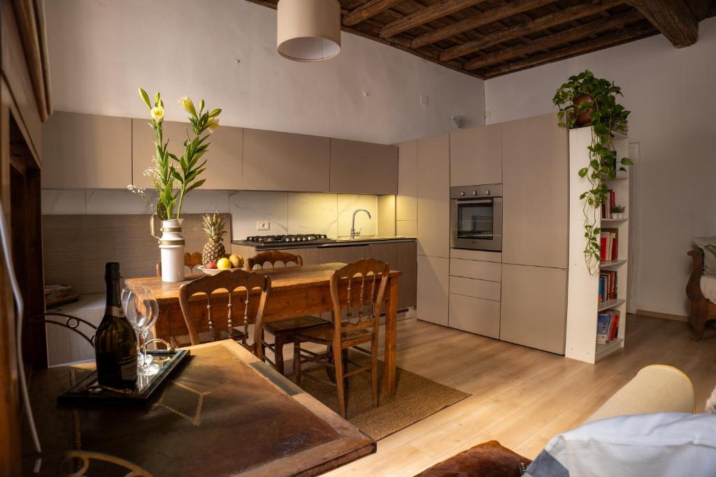 - une cuisine et une salle à manger avec une table et des chaises dans l'établissement Colosseum house, à Rome