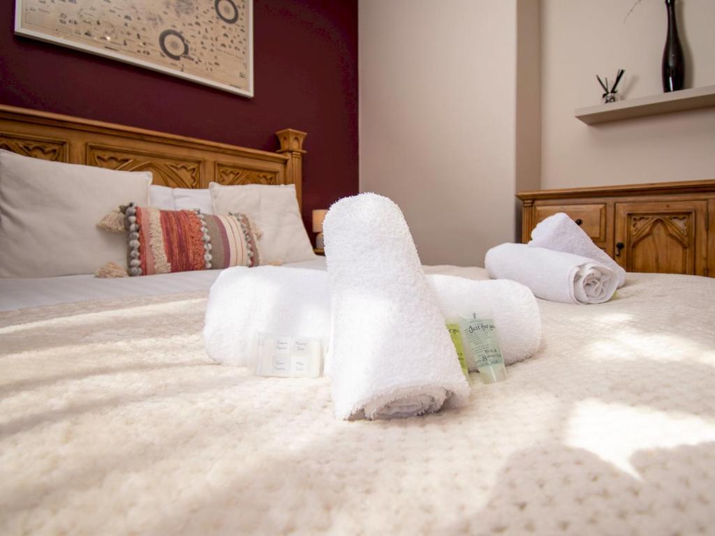 um quarto com uma cama com toalhas em Pass the Keys Private Entrance GF 2 bed flat near Renfrew Centre em Renfrew