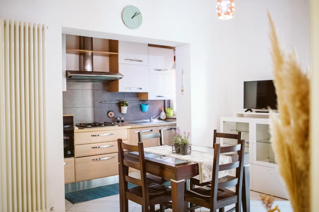 - une cuisine avec une table et des chaises en bois dans l'établissement Garden Apartment, à Pescara